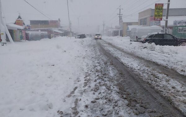 Снег налип на электропровода, а также затрудняет движение транспорта. - Sputnik Кыргызстан