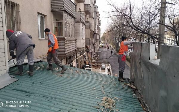 Сотрудники муниципальных служб сносят объект на пересечении проспекта Чуй и улицы 7 Апреля - Sputnik Кыргызстан