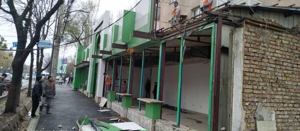 Снос магазина Дасторкон в микрорайоне Восток-5 - Sputnik Кыргызстан