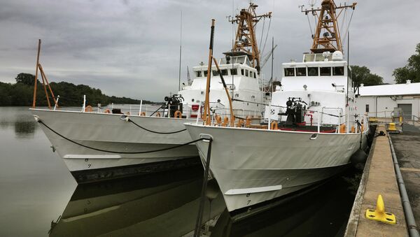 Два патрульных катера береговой охраны класса Island, переданные Военно-морским силам Украины на территории базы береговой охраны США Балтимор. - Sputnik Кыргызстан