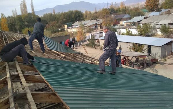 Произведен капитальный ремонт крыши с заменой внешнего покрытия на профилированный лист и утеплен чердак - Sputnik Кыргызстан