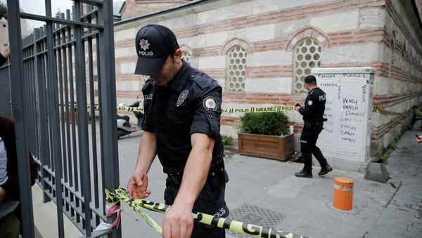 Полиция кызматкерлери офистин жанында туруп жатат. Архив - Sputnik Кыргызстан