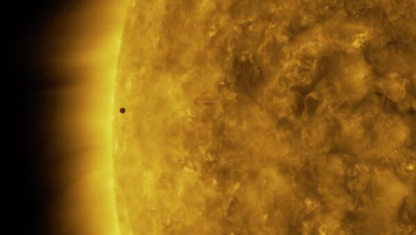 Невероятно красиво! Меркурий пролетел по диску Солнца — видео - Sputnik Кыргызстан