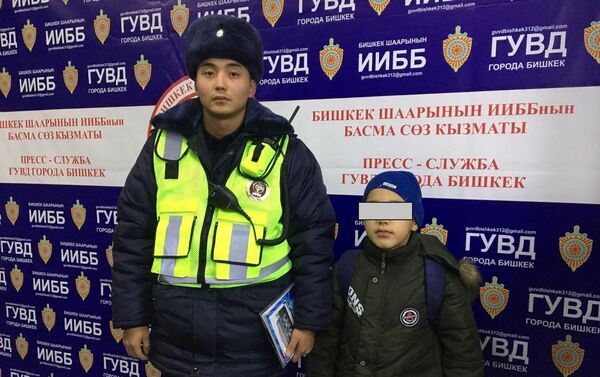 Сотрудники патрульной службы милиции помогли заблудившемуся в Бишкеке девятилетнему мальчику - Sputnik Кыргызстан