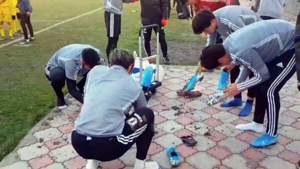 Босиком до раздевалки — футболисты Японии соблюдают чистоту в Бишкеке. Видео - Sputnik Кыргызстан
