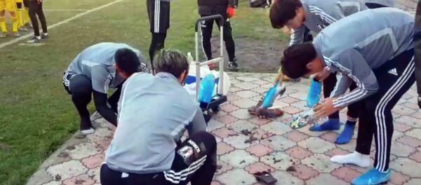 Босиком до раздевалки — футболисты Японии соблюдают чистоту в Бишкеке. Видео - Sputnik Кыргызстан