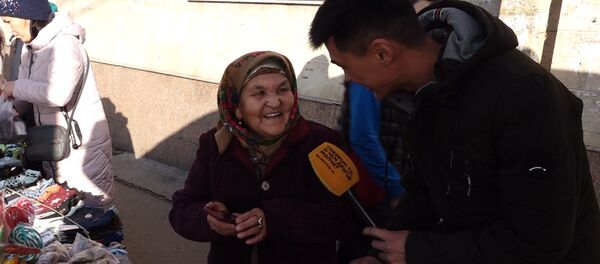 Базардагы эл менен Ак үйдөгү аткаминерлерге кандай жардам керек? Видео - Sputnik Кыргызстан