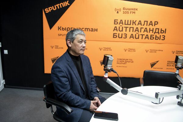 Көзүм көрбөгөндүктөн досум жетелеп баратса гей деп шылдыңдашты. Маек - Sputnik Кыргызстан