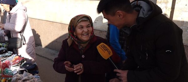 Реакция депутатов и обычных бишкекчан на предложение помощи от незнакомца — видео - Sputnik Кыргызстан