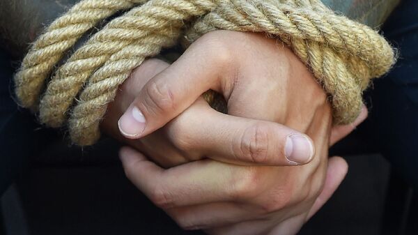 Связанные руки мужчины. Архивное фото - Sputnik Кыргызстан