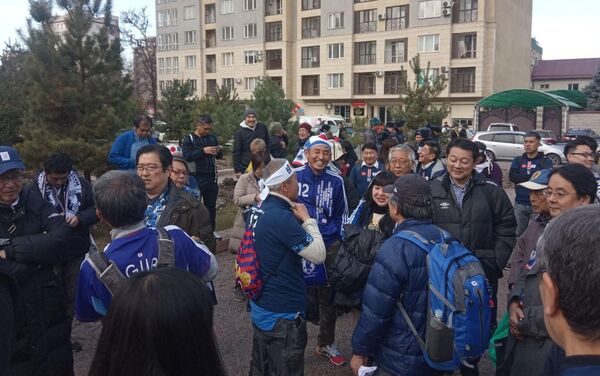 Возле стадиона имени Долона Омурзакова в Бишкеке собираются японские болельщики и журналисты. - Sputnik Кыргызстан