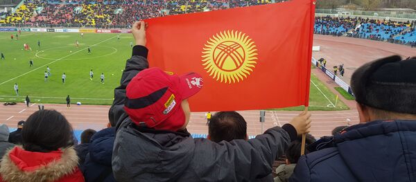 Күйөрмандар футбол беттеш учурунда. Архив - Sputnik Кыргызстан