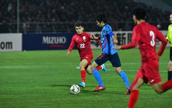 За несколько минут до окончания первого тайма (41-я минута) гол забил Такуми Минамино с пенальти. - Sputnik Кыргызстан