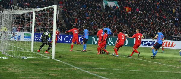 Футбольный матч между сборными Кыргызстана и Японии в Бишкеке Футбольный матч между сборными Кыргызстана и Японии в Бишкеке - Sputnik Кыргызстан