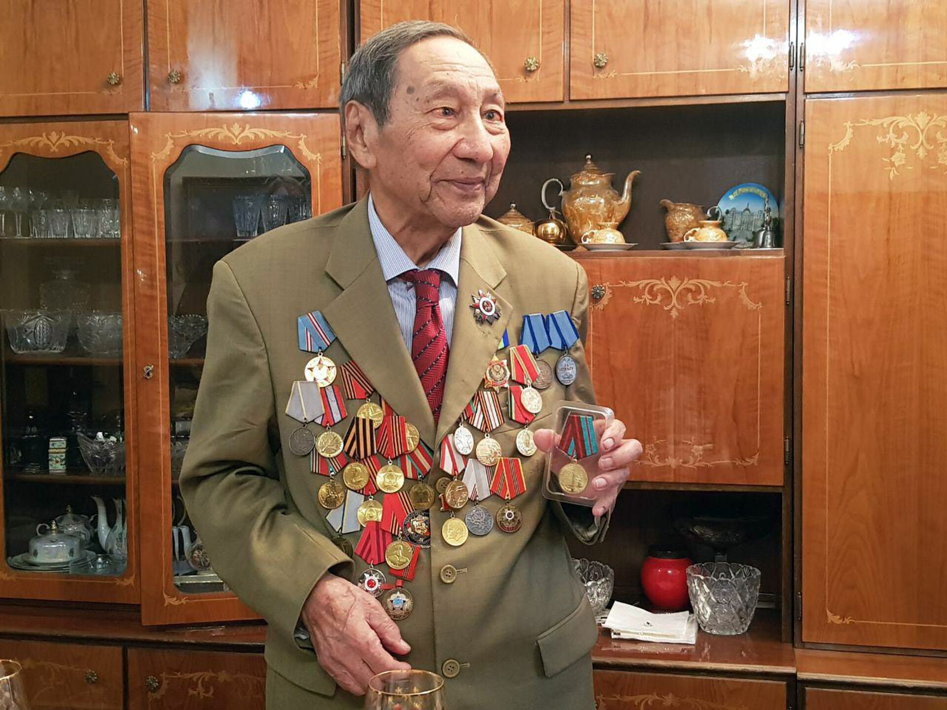 Юбилейная медаль для ветерана Великой Отечественной войны Макай Усупов - Sputnik Кыргызстан, 1920, 09.05.2022
