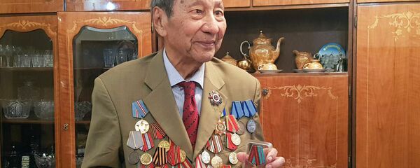 Юбилейная медаль для ветерана Великой Отечественной войны Макай Усупов Юбилейная медаль для ветерана Великой Отечественной войны Макай Усупов - Sputnik Кыргызстан