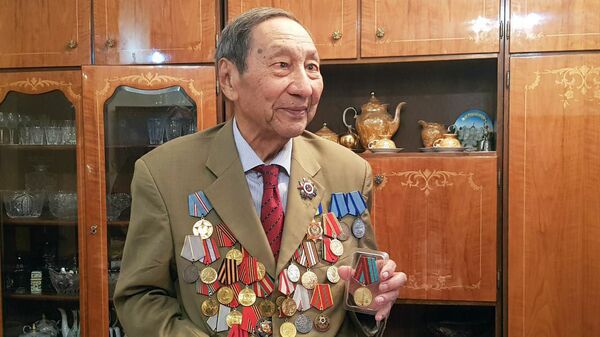 Юбилейная медаль для ветерана Великой Отечественной войны Макай Усупов - Sputnik Кыргызстан