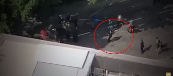 Мужчине попали кирпичом по голове во время митинга — видео момента - Sputnik Кыргызстан