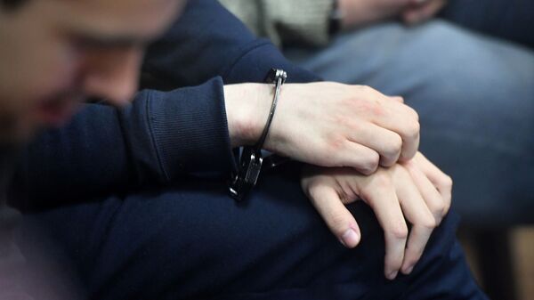 Мужчины в наручниках.  Архивное фото - Sputnik Кыргызстан