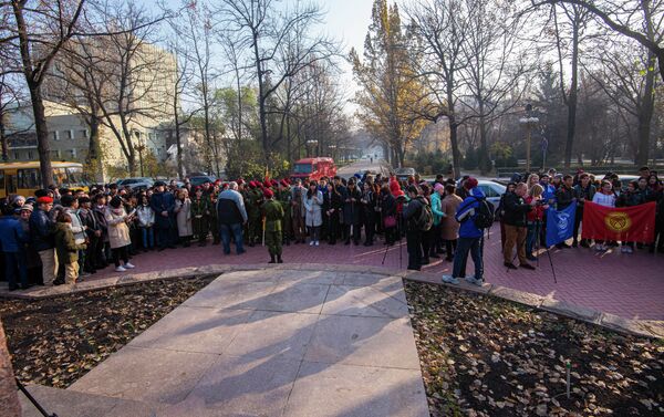 На акцию, приуроченную к 78-й годовщине подвига 316-й стрелковой дивизии, в парке имени И. Панфилова собрались более 250 человек. - Sputnik Кыргызстан