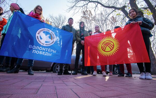 Участие в митинге также приняли студенты крупнейших вузов республики, ученики средних школ Бишкека и Канта.  - Sputnik Кыргызстан