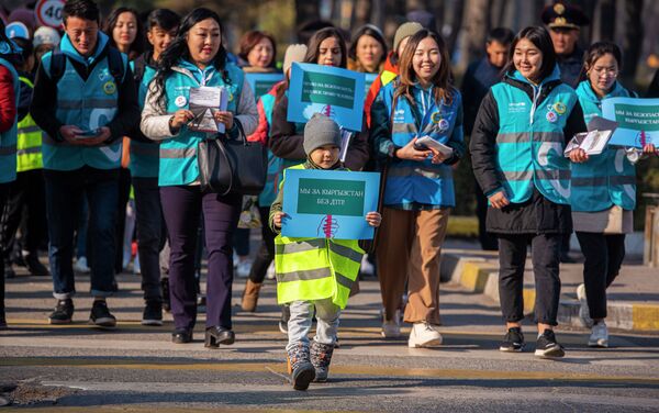 Сегодня, 16 ноября, сотрудники Главного управления обеспечения безопасности дорожного движения МВД вместе со школьниками провели акцию Дайте дорогу детям, - Sputnik Кыргызстан