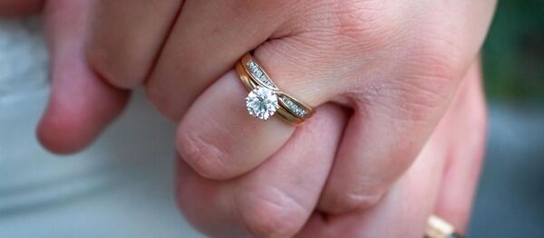 Пара держится за руки - Sputnik Кыргызстан