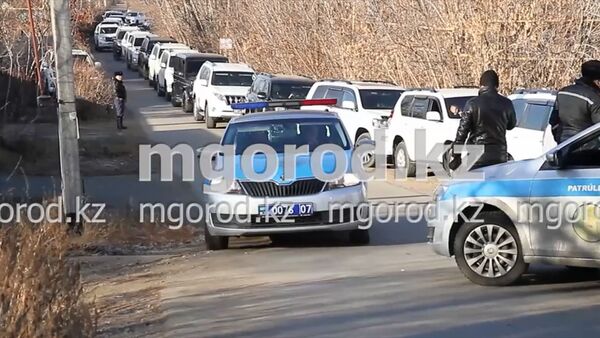 Казахстанец катался в сопровождении 60 авто. Его задержали — видео - Sputnik Кыргызстан