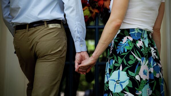 Муж и жена держатся за руки. Архивное фото - Sputnik Кыргызстан