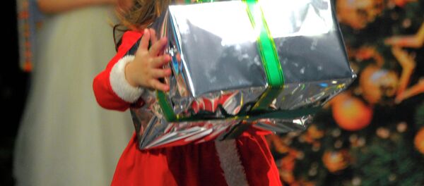 Девочка с подарком. Архивное фото - Sputnik Кыргызстан