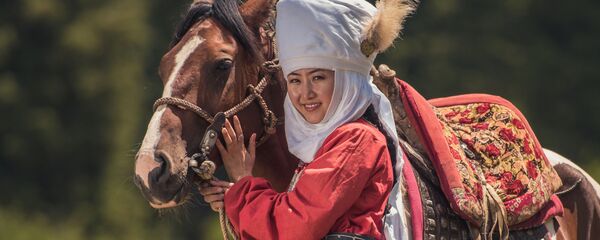 Кыргыз аялынын ич кийиминен сырт кийимине чейин - Sputnik Кыргызстан