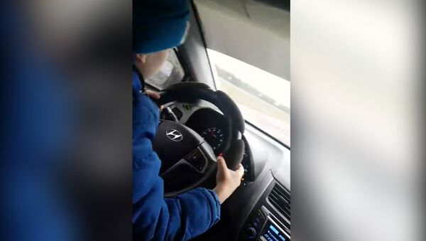 Женщина посадила 6-летнего сына за руль на скорости 130 км/ч. Видео - Sputnik Кыргызстан