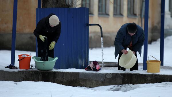 Жители города в водопровода на улице. Архивное фото - Sputnik Кыргызстан