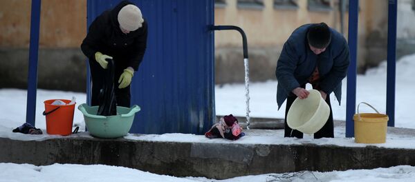 Жители города в водопровода на улице. Архивное фото - Sputnik Кыргызстан