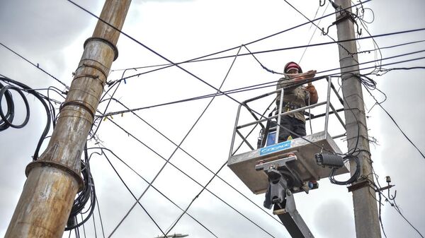 Электрики во время ремонта. Архивное фото - Sputnik Кыргызстан
