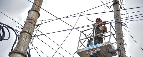 Тотальная обрезку проводов  на перекрестке улиц Московской и Тыныстанова в Бишкеке - Sputnik Кыргызстан