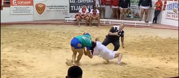 В борьбе тоже бывают нокауты, на этот раз упал рефери. Видео - Sputnik Кыргызстан