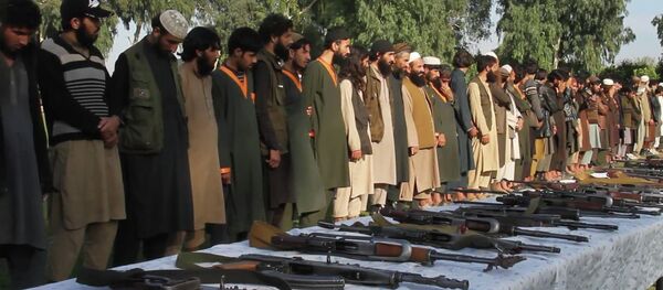 Как сотни боевиков ИГ* сдаются властям Афганистана — видео - Sputnik Кыргызстан