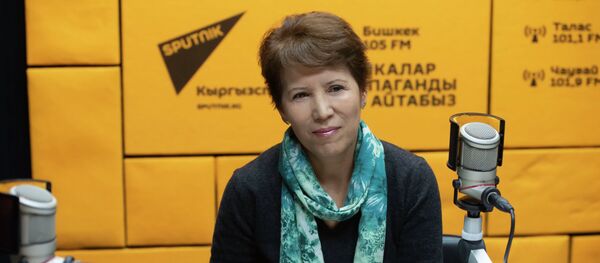Специалист по рациональному использованию лекарственных средств и доказательной медицине Бактыгуль Камбаралиева во время беседы на радио Специалист по рациональному использованию лекарственных средств и доказательной медицине Бактыгуль Камбаралиева во время беседы на радио - Sputnik Кыргызстан