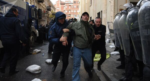 Грузияда эмне болууда? Полициянын чогулган элди кубалаган сүрөт, видеосу - Sputnik Кыргызстан