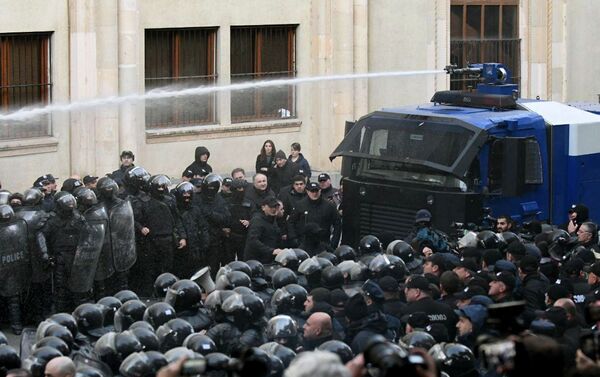 В Тбилиси полиция разогнала граждан, собравшихся на акцию протеста перед зданием парламента - Sputnik Кыргызстан