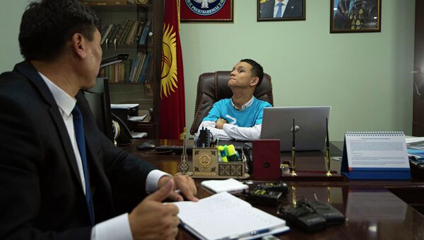 15 жаштагы бала министрдин ордуна отуруп, аткаминердин өзүнө тапшырма берди. Видео - Sputnik Кыргызстан