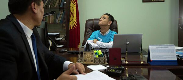 15 жаштагы бала министрдин ордуна отуруп, аткаминердин өзүнө тапшырма берди. Видео - Sputnik Кыргызстан