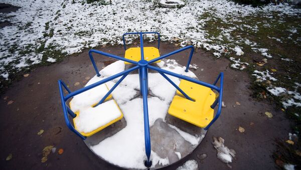 Детская площадка в снегу. Архивное фото - Sputnik Кыргызстан