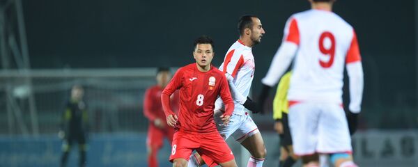 Полузащитник сборной Кыргызстана Гулжигит Алыкулов на матче Кыргызстан — Таджикистан в Бишкеке, в рамках группового этапа Чемпионата мира 2022 года - Sputnik Кыргызстан