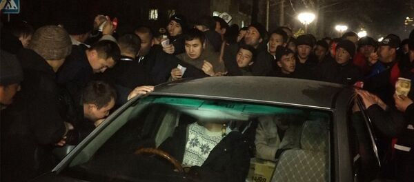 Давка и крики — как перекупщики продавали билеты на матч с таджиками. Видео - Sputnik Кыргызстан