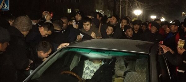 Жөөлөшүп, ызы-чуу салып. Футболго билет саткан ортомчулардын видеосу - Sputnik Кыргызстан