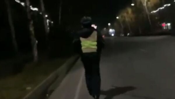 Как мужчина в форме автоинспектора убегал от активиста в Бишкеке - Sputnik Кыргызстан