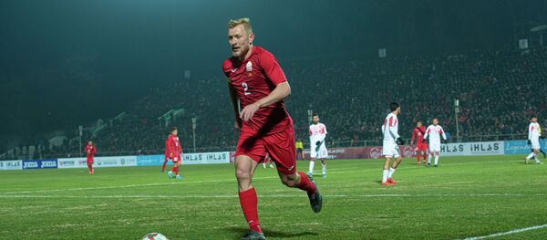 Защитник сборной КР Валерий Кичин на матче Кыргызстан — Таджикистан в Бишкеке, в рамках группового этапа Чемпионата мира 2022 года - Sputnik Кыргызстан