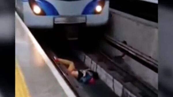 Мужчина упал на рельсы, потеряв сознание, — поезд его чуть не переехал. Видео - Sputnik Кыргызстан